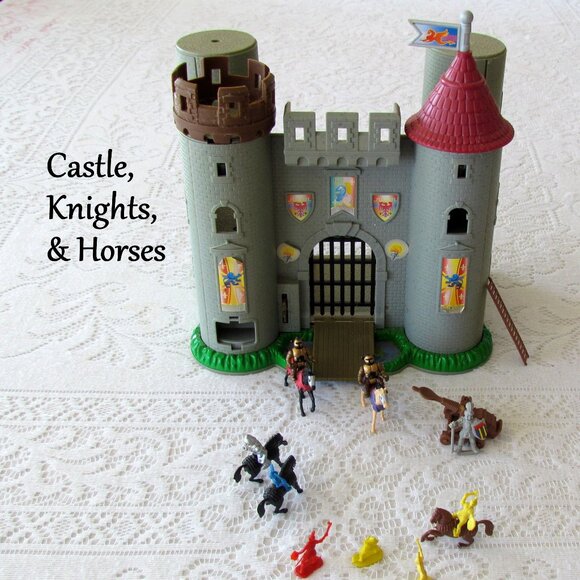 CASTLE, KNIGHTS, HORSES, TREBUCHET, LADDER, VINTAGE BLUE BOX HIDDEN ADVENTURES - Picture 2 of 12
